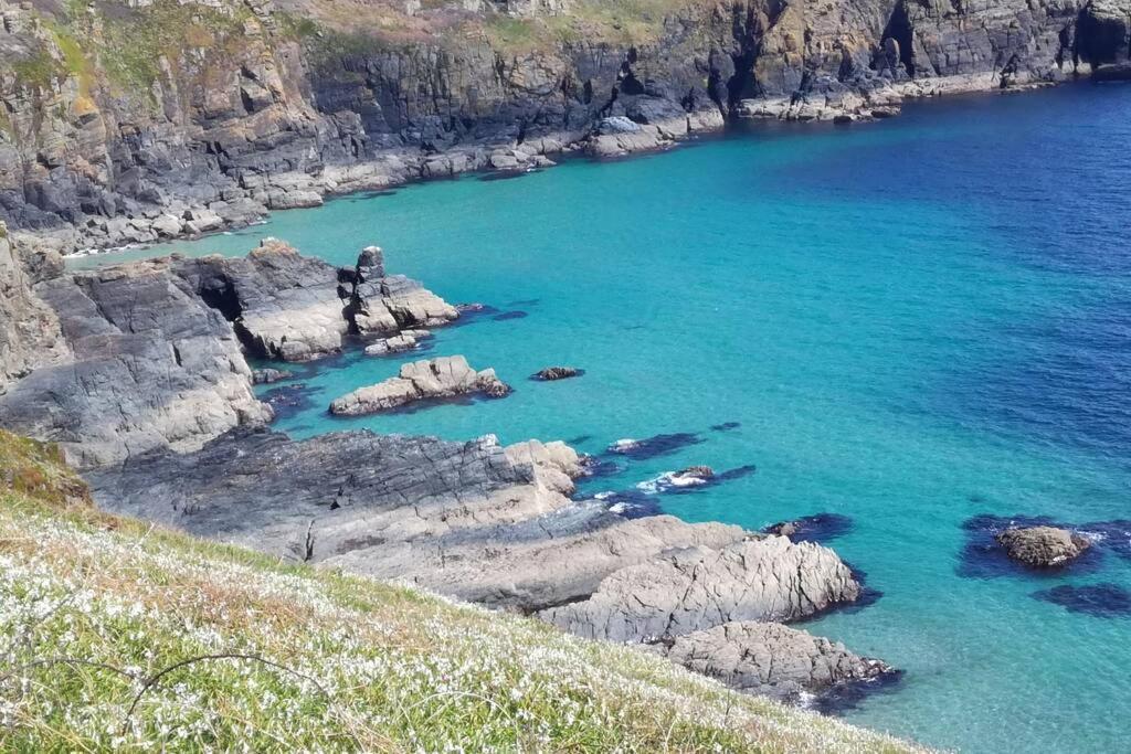 Farm Accommodation - The Lizard Peninsula, Cornwall Гелстон Екстер'єр фото