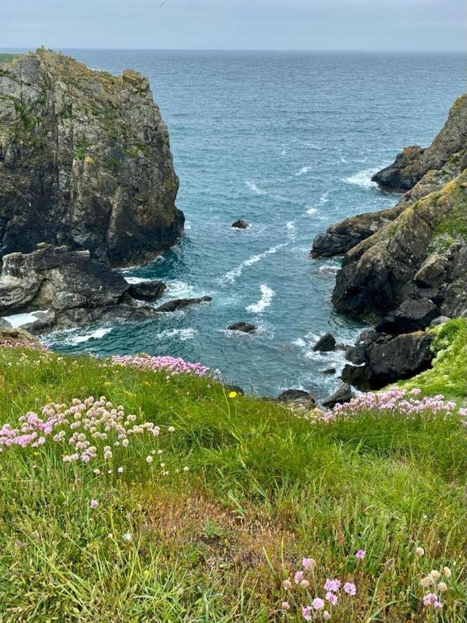 Farm Accommodation - The Lizard Peninsula, Cornwall Гелстон Екстер'єр фото